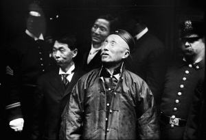 伍廷芳参加外交活动时留影。