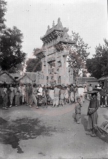 1907年6月17日-25日，泰安府，岱庙东岳坊。