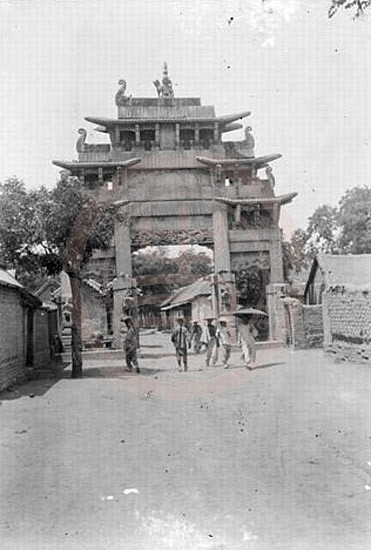 1907年6月26日-29日，曲阜县，牌坊