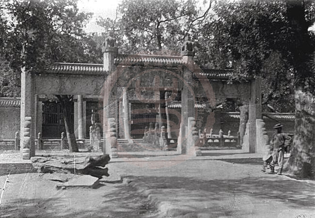 1907年6月26日-29日，曲阜县，孔庙金声玉振坊