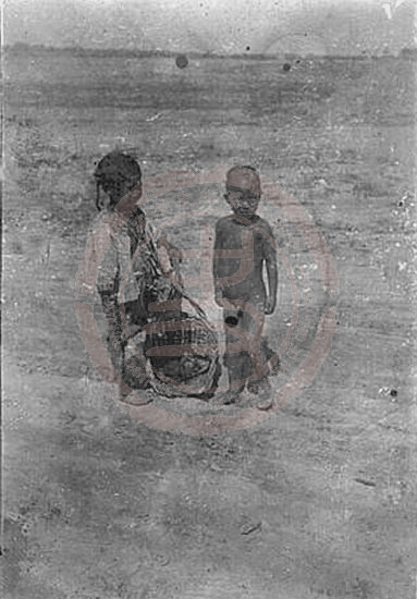 1907年7月3日-4日，嘉祥县，路边儿童。