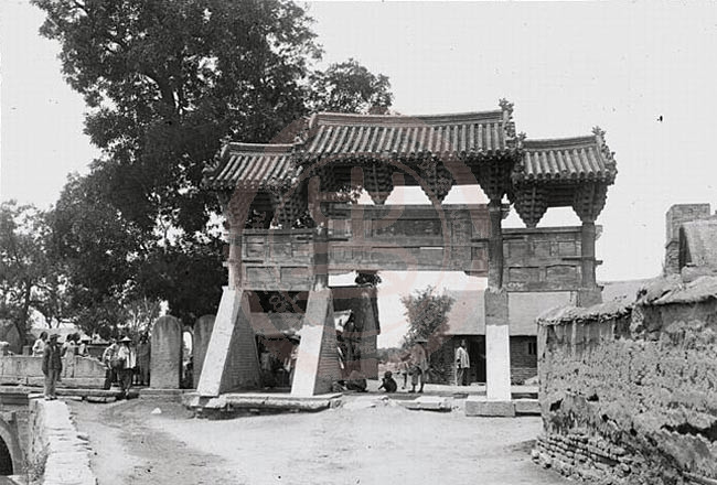 1907年7月1日，邹县，孟母故宅前的牌坊