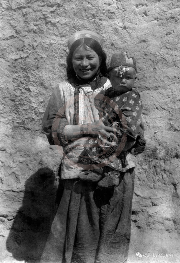 带着孩子的普通妇女