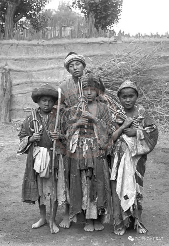 一群库尔勒的小孩