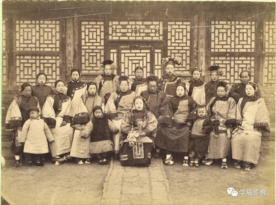 山本赞七郎  满族家庭女眷合影  蛋白照片