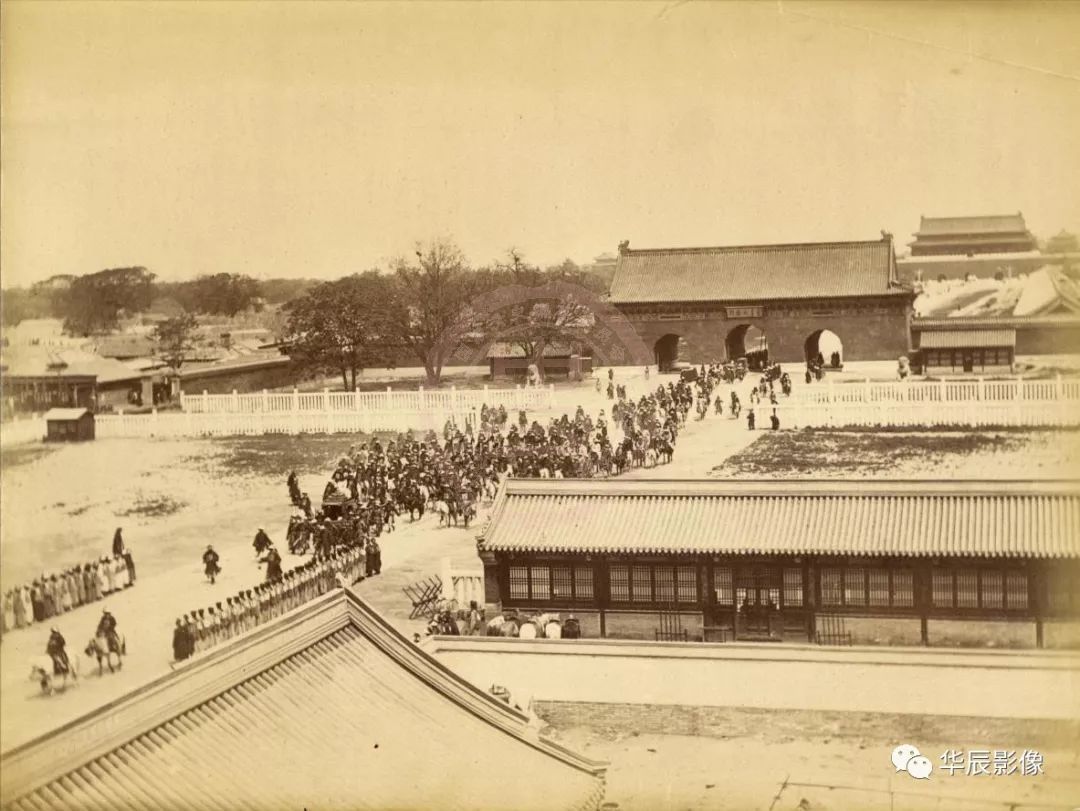 山本赞七郎  光绪前往天坛祭天时经过大清门  蛋白照片（此幅收录于山本照相馆1909年出版的《北清大观》以及穆默1902年出版的《我的摄影日记》中）