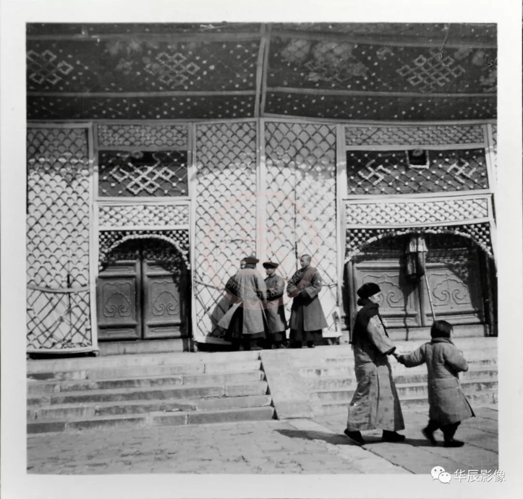 1937年随着亨利被调回法国，埃莱娜也依依不舍地离开中国，她写道：“1月6日。最后的几小时，我将离开这个我最爱的地方。看着阳光下的北京城，心中万般不舍，快乐自在的时光，终将在此结束。”