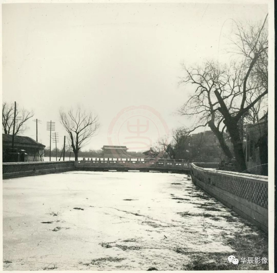 初冬的北京，干燥、寒冷，但这时的埃莱娜确实热情满满，这里的一切她都充满好奇，她在日记中写道：“欧！这里是北京，这不是做梦，高大的城墙、雄伟的紫禁城、人们在街道上来来往往，这里的一切都让我沉醉。”她开始用手中的相机记录这里的一切，无论是壮丽威严的紫禁城、还是秀丽俊美的颐和园，无论是使馆区悠闲快乐的生活，还是街头巷尾百姓的活动，都成为了她镜头中的一张张珍贵的照片。