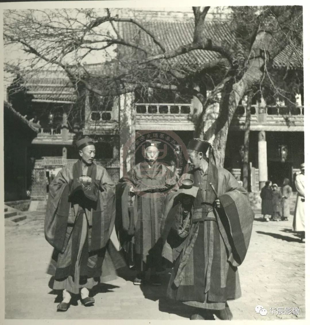 与当时在中国的西方摄影师不同，埃莱娜太喜欢中国了，她的镜头中极少有对中国丑陋与贫困的猎奇，也很少有高高在上俯视一切的视觉，在中国的时间越长，她越能理解中国百姓的生活状态，她故意选择不拍摄当时中国丑陋的一面，即是因为她对中国的热爱，也是因为她不需要靠这些照片来吸引人的眼球，她不售卖照片，也不需要售卖，这些作品都是她的记忆，是她最美好的经历。这是她与同时期的女摄影师赫达•莫里循最不同的地方，莫里循尚有图片销售的顾虑，而埃莱娜毫无此心，她的影像更加随心所欲，情感更加细腻饱满，她不需要讨好任何人，这是她的作品最为闪光的一点。