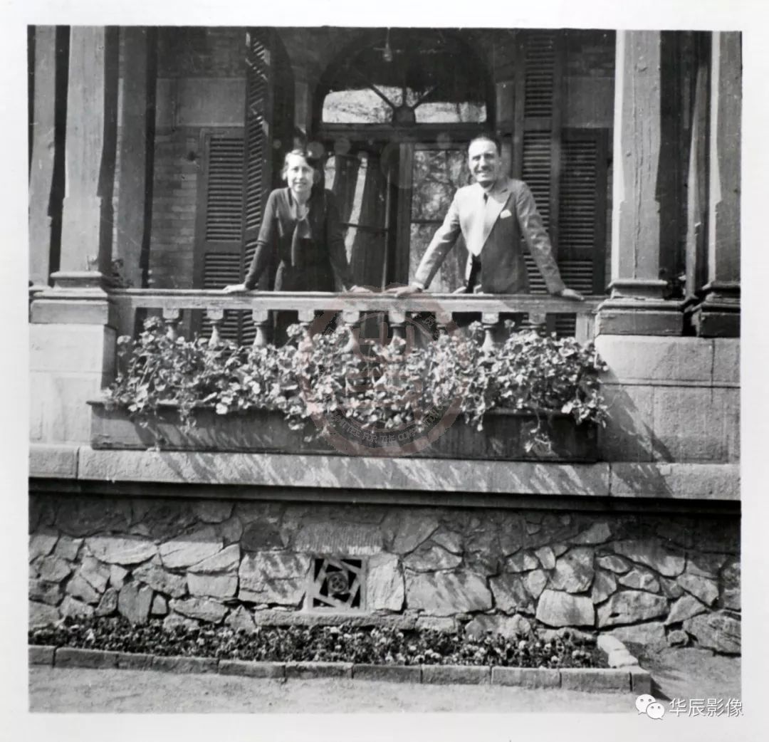 埃莱娜•奥普诺（Helene Hoppenot 1894-1990）是一名歌唱演员，1917年23岁的埃莱娜嫁给了年轻的外交官亨利，并跟随亨利于1933年11月11日来到中国北京。在出发前埃莱娜卖掉了她心爱的钢笔，买了一台禄莱双镜头反光相机，她不但要用眼睛来观察中国，她还要用心、用镜头记录下她在北京的点点滴滴。