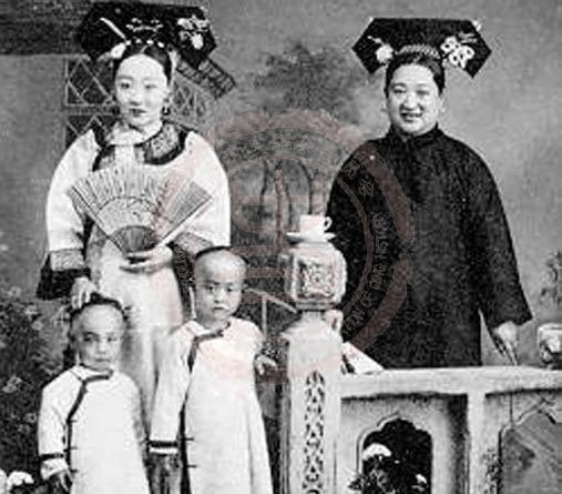 满族贵妇及子弟服饰