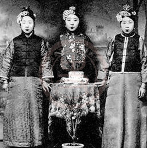 崇尚“樱桃小口”