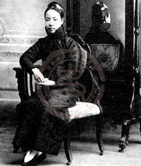 妇女前额无留海